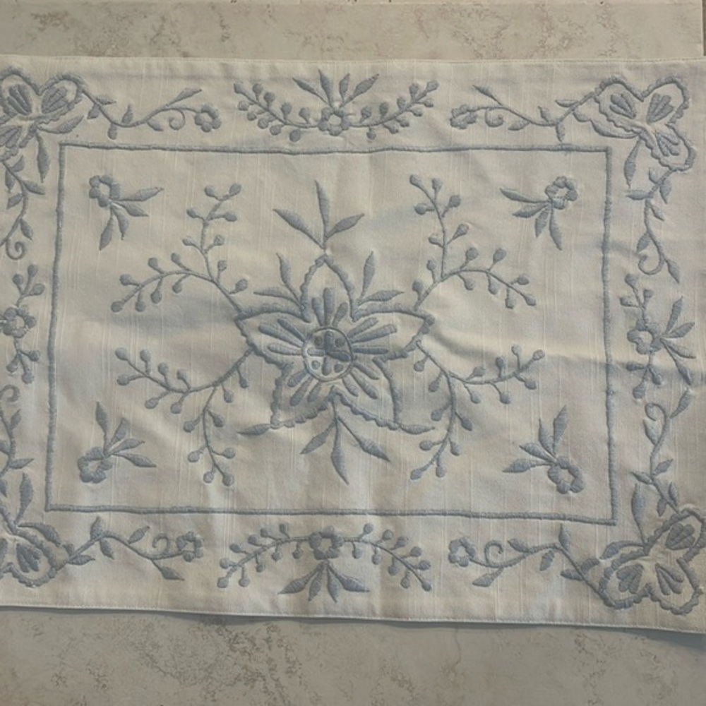 Pottery Barn placemat only one embroidered blue ivory new